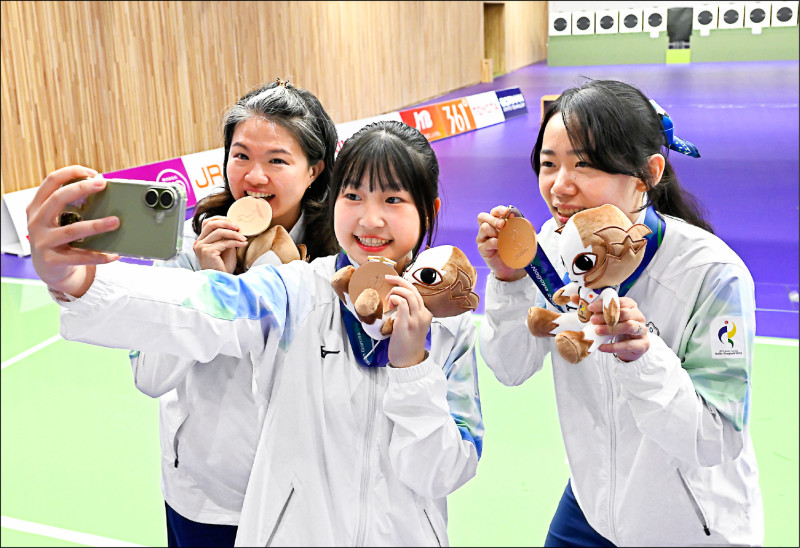 鄭晏晴（中）、田家榛（左）、陳俞如勇奪女子團體25公尺手槍銅牌。（代表團提供）