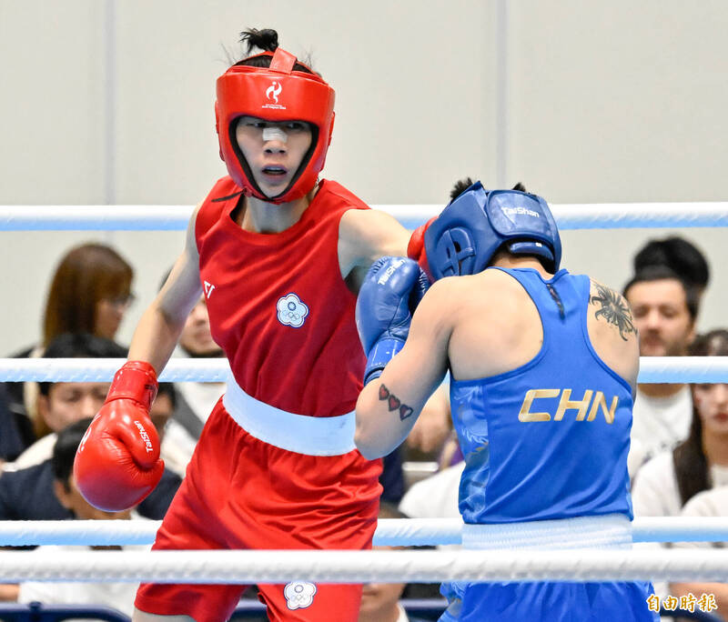 林郁婷（紅方）擊敗對手，拿下愛知名古屋亞運拳擊女子60公斤級金牌。（特派記者陳志曲攝）