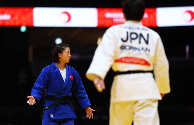 中國選手唐婧在女子70公斤級8強賽進入寢技攻防戰時竟直接猛咬日本女將前田凜的手臂。（路透）