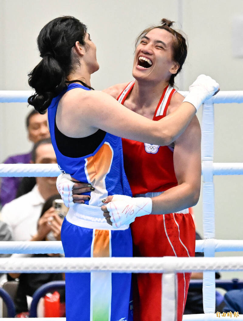 陳念琴落敗，拿下愛知名古屋亞運拳擊女子65公斤級銀牌，賽後仍開心與對手慶祝。（特派記者陳志曲攝）