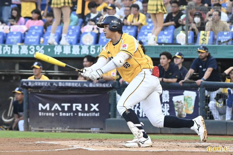 黃韋盛敲安。（記者廖耀東攝）