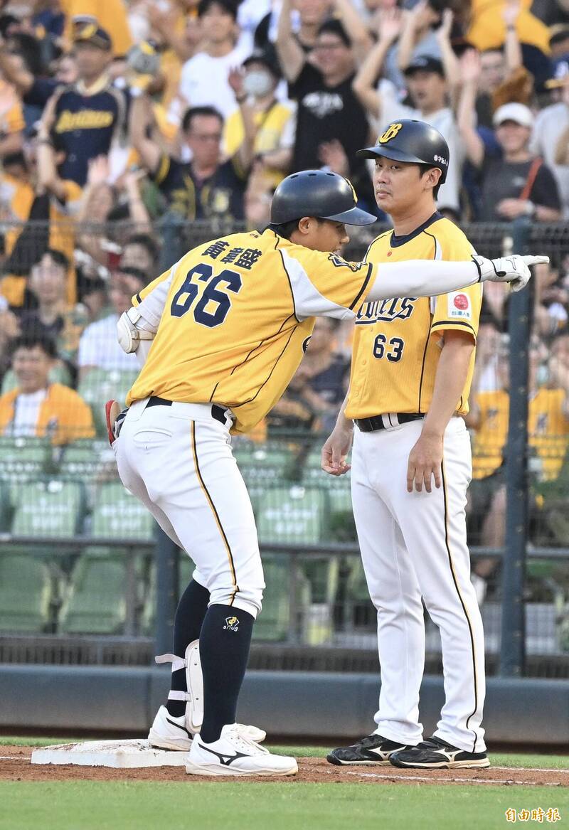黃韋盛敲安。（記者廖耀東攝）