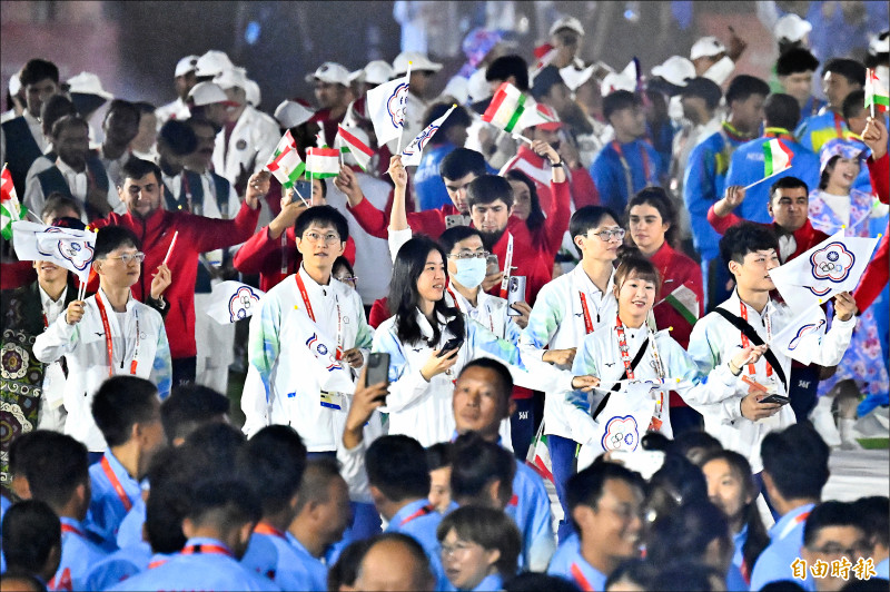 亞運台灣代表團閉幕典禮排第35位進場，選手互道下屆杜哈亞運再見。（特派記者陳志曲攝）
