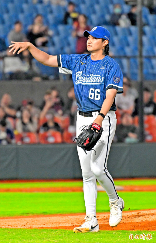 悍將本土王牌李東洺投一個人次就下場。（記者塗建榮攝）