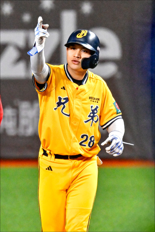 平野惠一點出兄弟象年輕主力張仁瑋。（資料照）