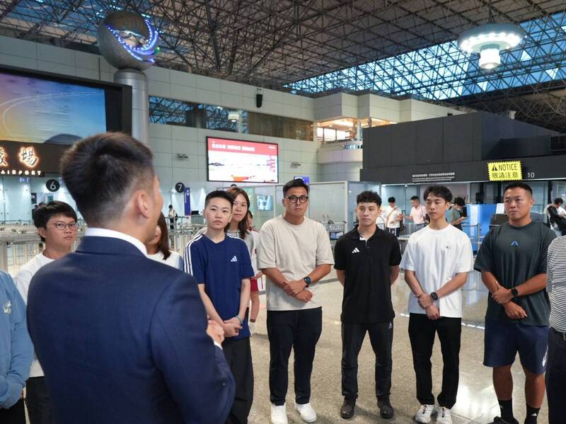 首批轉任教練之退役奧亞運國手啟程赴美國南加州大學研習，李洋部長親自前往機場為學員送行並獻上祝福與勉勵。（運動部提供）