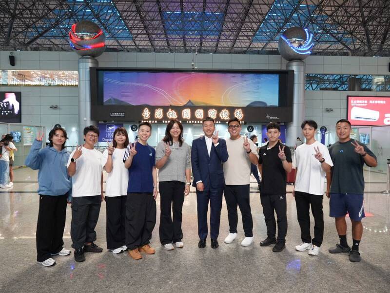 首批轉任教練之退役奧亞運國手啟程赴美國南加州大學研習，李洋部長親自前往機場為學員送行並獻上祝福與勉勵。（運動部提供）
