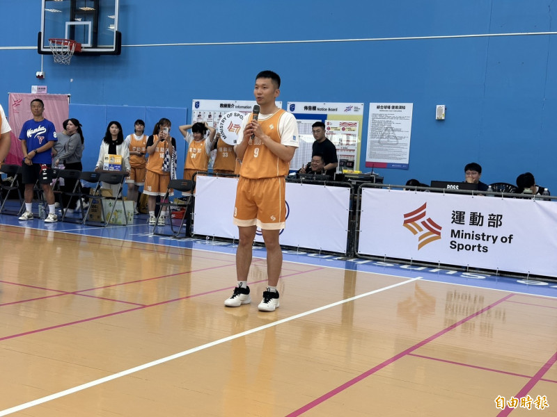 運動部長李洋參與新聞盃籃球錦標賽。（記者盧養宣攝）