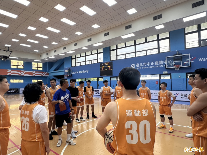 運動部長李洋參與新聞盃籃球錦標賽。（記者盧養宣攝）