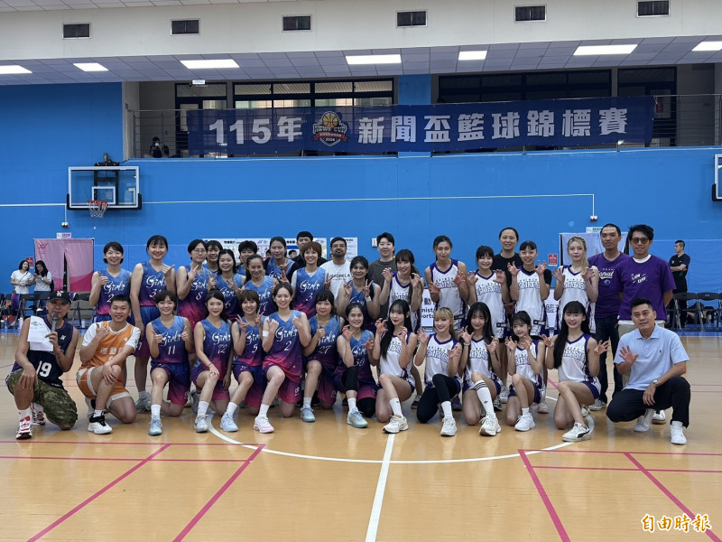 陳彥博擔任慕獅女孩客座教練。（記者盧養宣攝）
