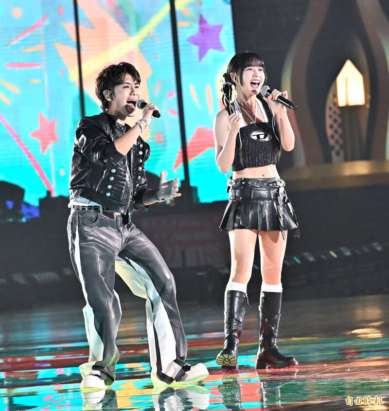 鼓鼓呂思緯（左）與籃籃（右）在全民運選手之夜演出。（記者陳志曲攝）