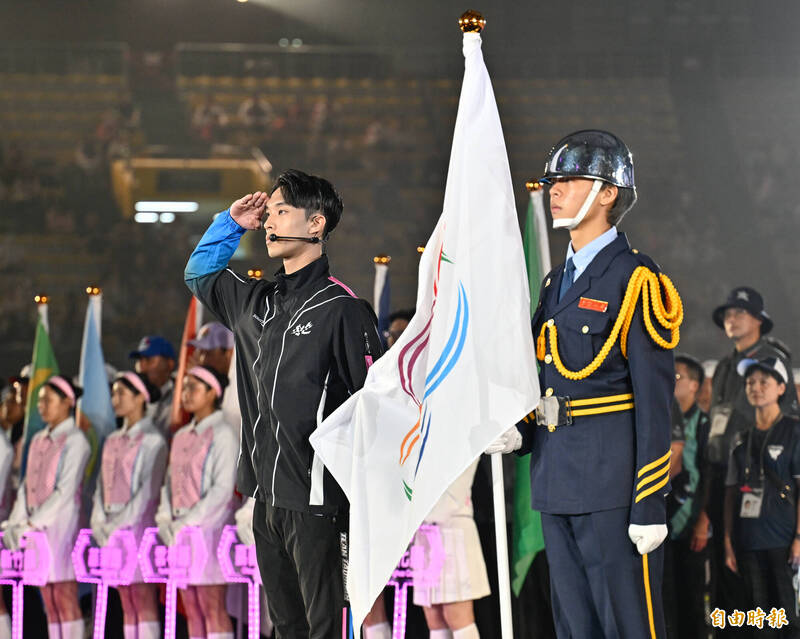 武術選手鄭郁咺代表運動員宣誓。（記者陳志曲攝）