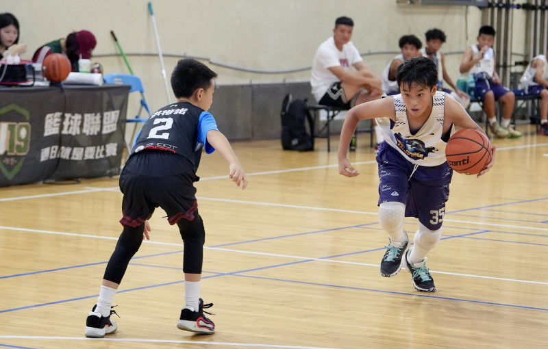 李曜宇（右）從外圍直接切入。（U19籃球聯盟提供）
