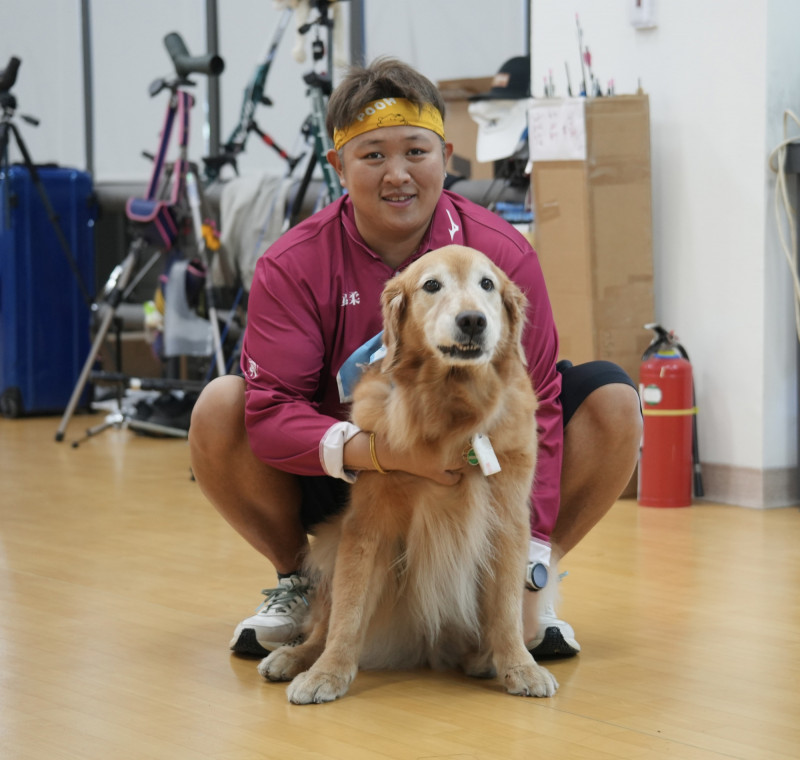 黃逸柔愛犬「托比」是凱撒幸運星。（射箭協會提供）