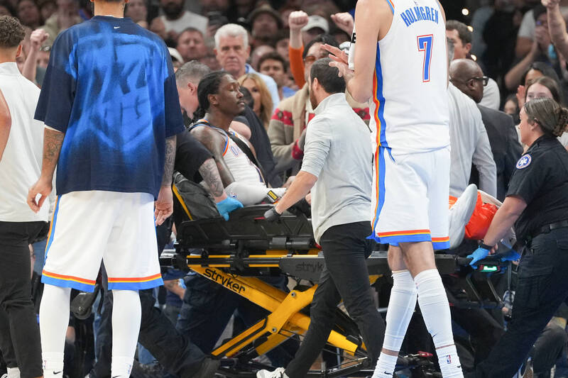 威廉斯重傷被擔架抬出場。（美聯社）
