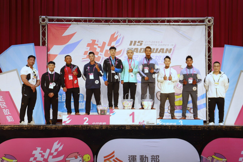 嘉義縣選手張永杰（右5）在傳統健美男子70公斤級摘金完成三連霸。（嘉義縣政府提供）