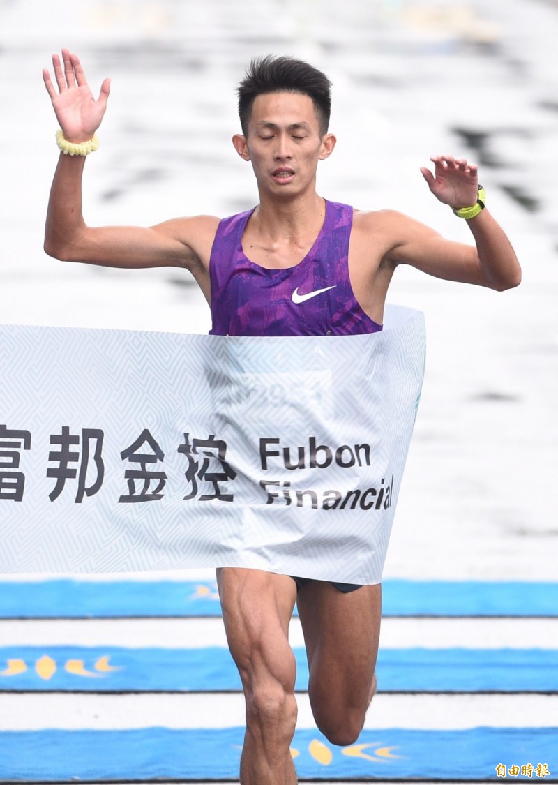路跑》周庭印台北馬拉松創最佳 抱走國內組冠軍