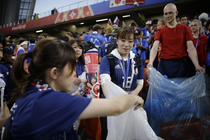 世足賽》最美風景！ 日本、塞隊球迷撿垃圾展現高素質（圖輯）