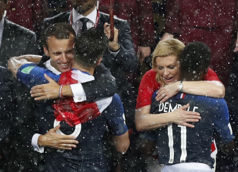 世足賽》克國美女總統大雨中深情擁抱球員 讓全球感動（圖輯）