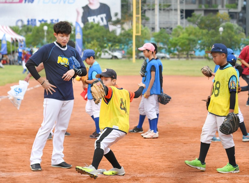 棒球》陳冠宇貼身指導 YY迷你棒球學院正式開跑