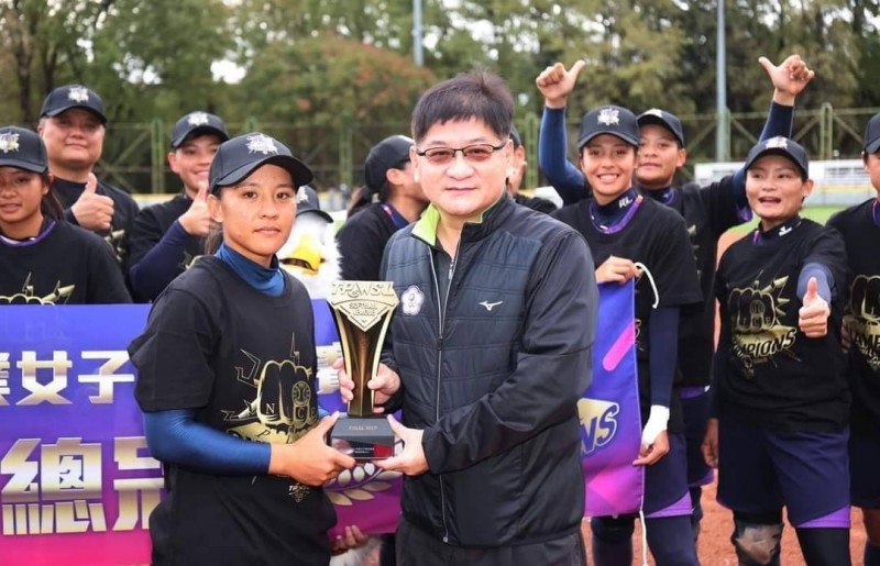 壘球》企業女壘嘉南鷹6年奪4冠 何欹璠獲總冠軍賽MVP