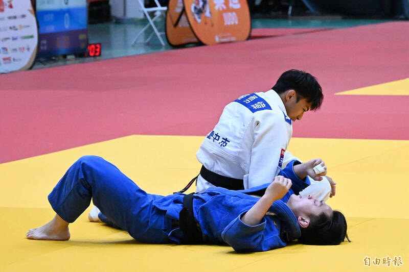 Yang Yongwei Defeats Brother Yang Junting to Win Gold Medal in Judo Championship