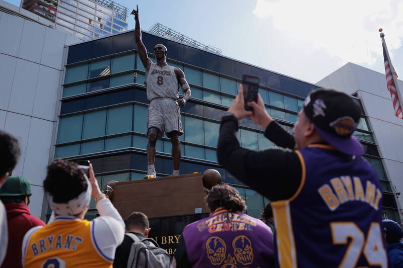NBA》超糗！ Kobe紀念雕像上有錯字 湖人球團：會盡快修正