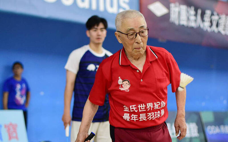 102-Year-Old Badminton Enthusiast Lin Youmao Joins Morning Cup Championships