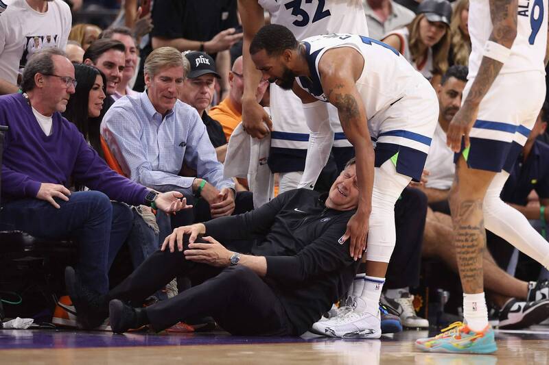 NBA季後賽》灰狼主帥右髕骨肌腱斷裂 次輪「出戰」成疑