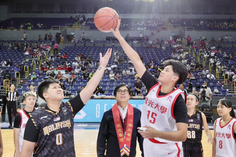 籃球》佛光盃大學籃球邀請賽7國16支球隊競技 高雄市長陳其邁開球