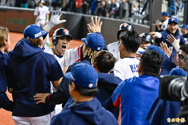 12強》台灣史上第3位首棒開轟！ 陳晨威：有點想哭 - 自由體育