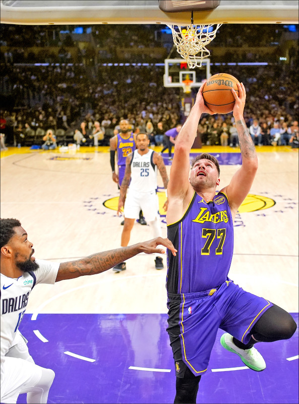 東契奇大三元 痛擊前東家 - 自由體育