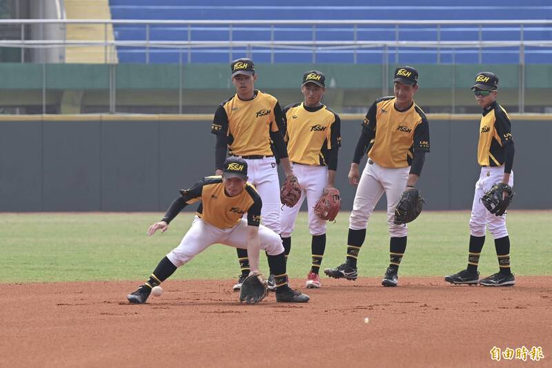 木棒》相隔15年再闖4強 東石教頭曾翊誠太太激動落淚 - 自由體育