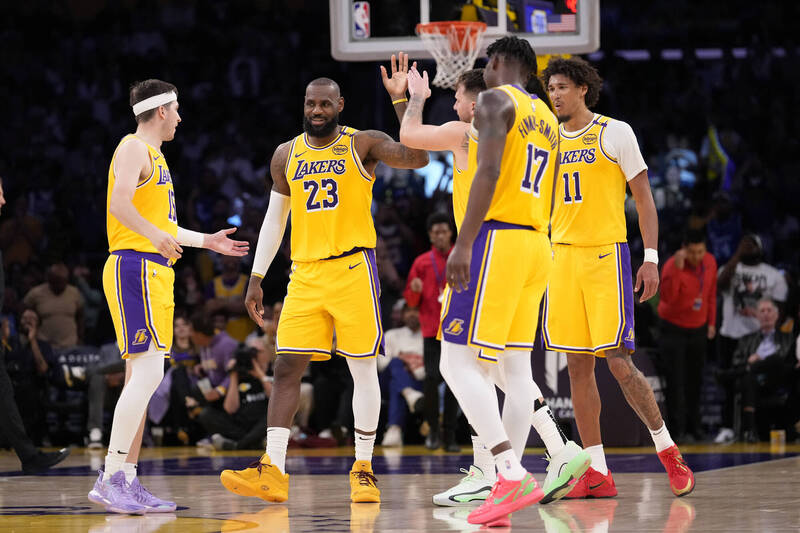 NBA》馬刺獵殺灰熊「助攻」！ 湖人休兵日衝上西部第3名 - 自由體育