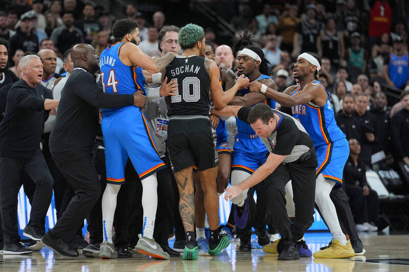 NBA》雷霆、馬刺爆衝突導致3人被趕出場  J.威廉斯砍41分助雷霆3連勝 - 自由體育