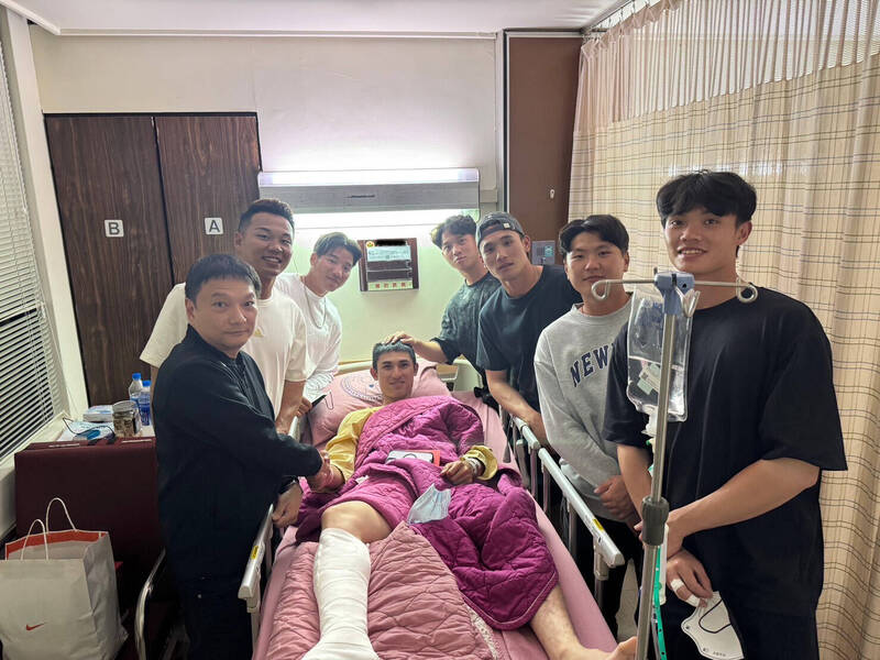 中職》陳文杰右腳骨折明動刀 台鋼隊長王柏融和隊友赴醫院探視 - 自由體育