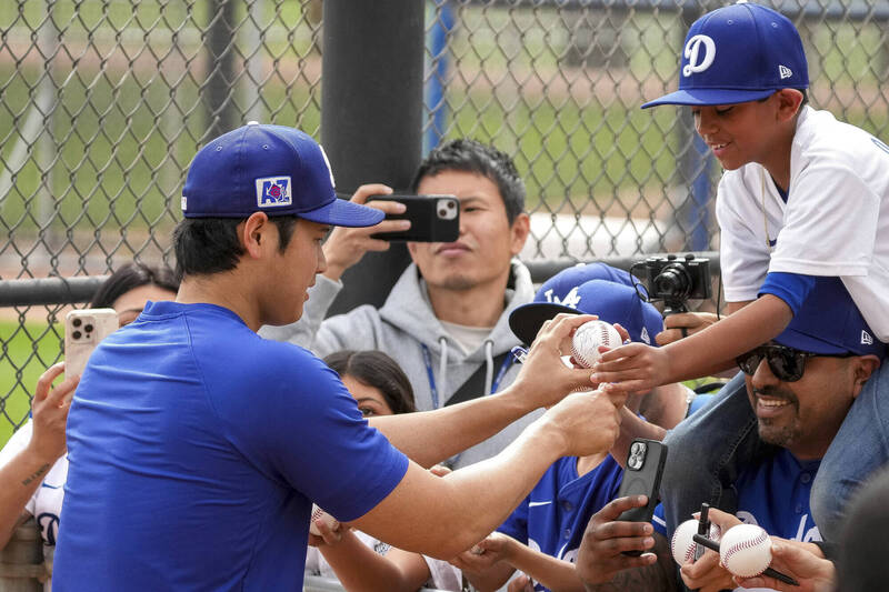 MLB》超興奮！獲大谷翔平簽名球還擊掌 8歲小粉絲盛讚「史上最強」 - 自由體育