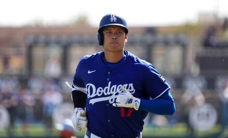 MLB》大谷翔平差點忘了「碰頭」慶祝 道奇一壘指：險些腦震盪！ - 自由體育