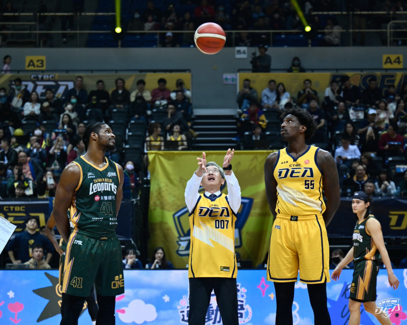 TPBL》 調查局長陳白立為特攻開球 號召球迷加入「打詐、反毒」行列 - 自由體育