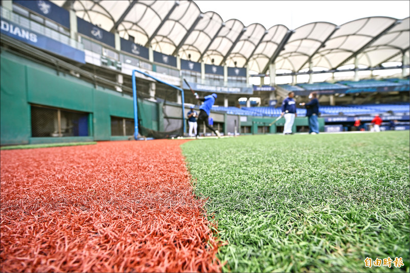 悍將熱身賽不敗 曾峻岳燈光秀有「異」見 - 自由體育