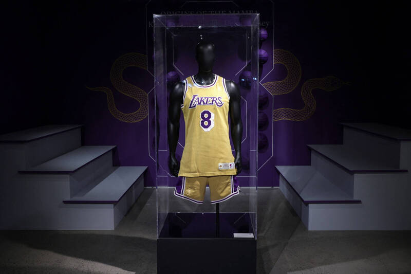 NBA》2.27億天價！布萊恩新秀球衣蘇富比拍賣破紀錄