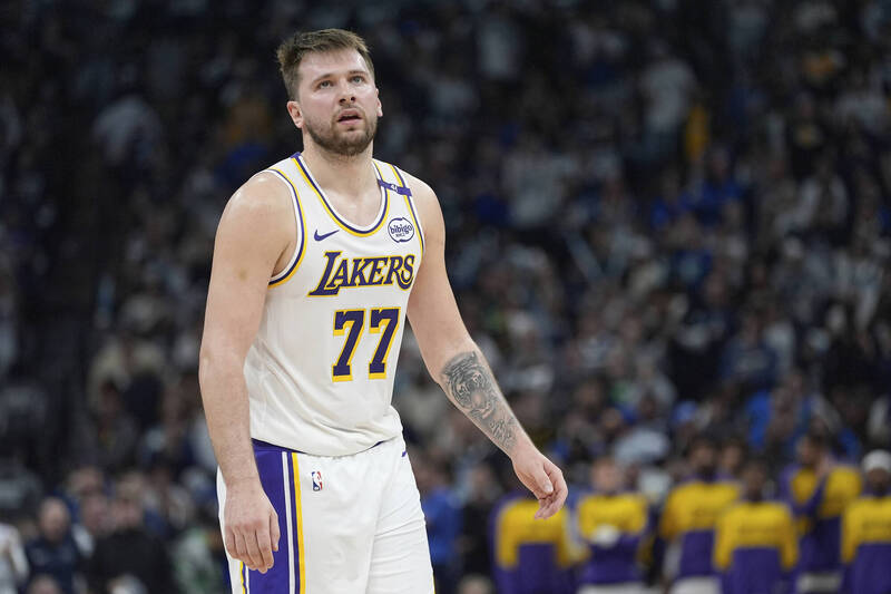 NBA季後賽》湖人再輸一場放暑假 詹姆斯、東契奇吐心聲 NBA季後賽》湖人再輸一場放暑假 詹姆斯、東契奇吐心聲