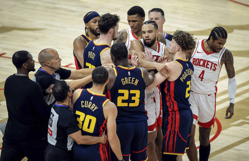 NBA季後賽》勇士、火箭衝突不斷!嘴綠雙腳踢頭部 柯瑞也被吹T NBA季後賽》勇士、火箭衝突不斷!嘴綠雙腳踢頭部 柯瑞也被吹T
