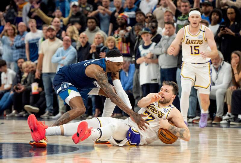 NBA季後賽》湖人、灰狼G4出現關鍵漏判!東契奇被絆倒錯失罰球機會 NBA季後賽》湖人、灰狼G4出現關鍵漏判!東契奇被絆倒錯失罰球機會