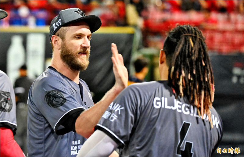 李凱威4打點 致敬理事長滿貫砲