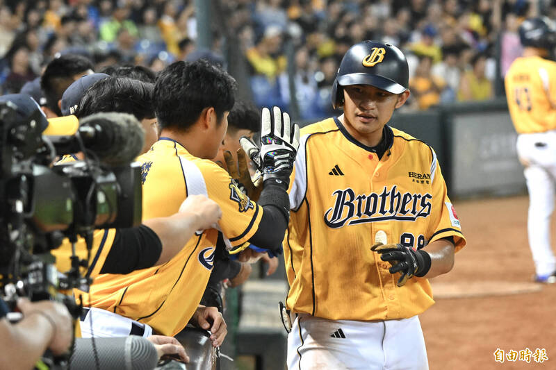 [分享] 岳東華像拿網球拍擊球 平野惠一狂讚「看