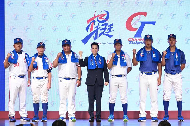 棒球》台灣三級棒球國家代表隊誓師大會 何志偉代表贈禮