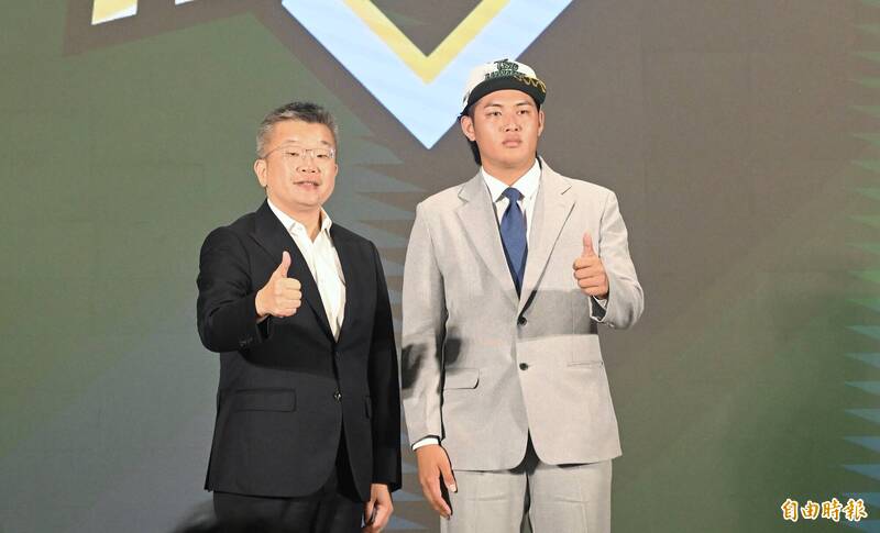 [分享] 台鋼狀元韋宏亮 背號52