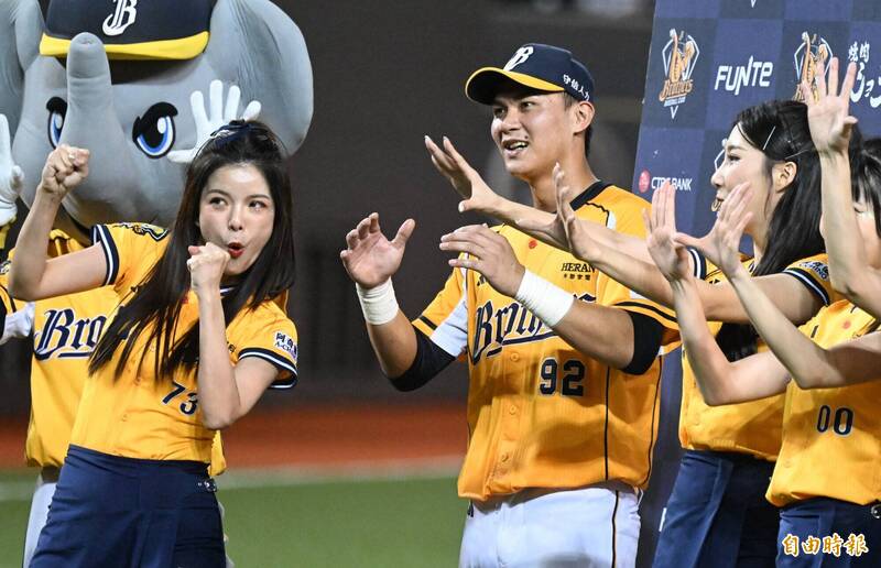 中職》兄弟隊史1900勝神劇本  平野直呼「棒球就是這麼不可思議」