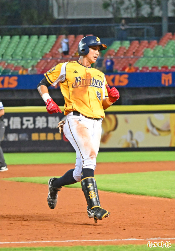 岳政華逆襲3壘安打 兄弟橫掃悍將